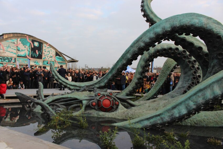 L'oeuvre a été inaugurée sur le parvis de la halle Freyssinet, ici par le maire d'Amiens, Hubert de Jenlis.