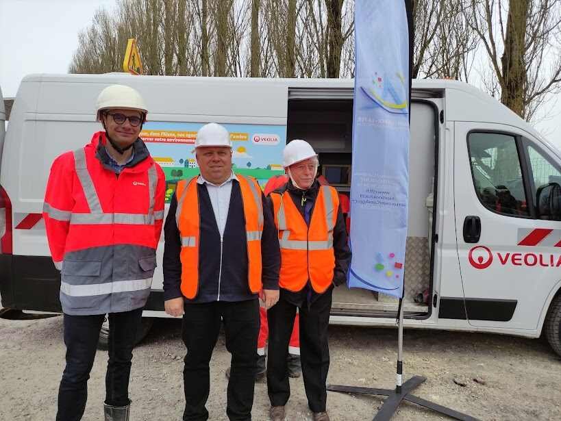 Julien Maj, directeur Eau (Aisne) pour Veolia, Dominique Ignaszak le président de la CACTLF et Philippe Gaudefroy, conseiller municipal de Condren.