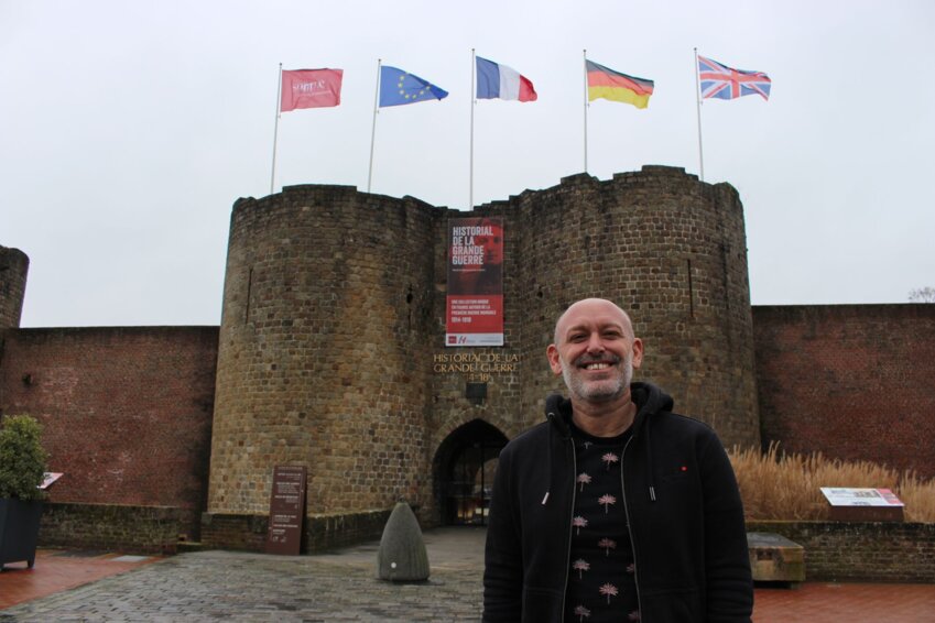 Victorien Georges, directeur de la culture et du patrimoine du département, ici devant l'entrée du musée de Péronne, gère l'Historial de la Grande Guerre depuis le 1er janvier 2025.