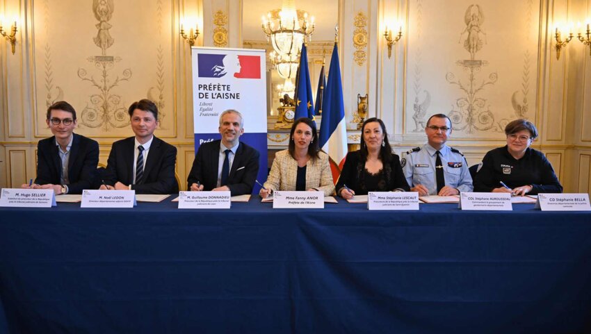 Fanny Anor, préfète de l'Aisne, a signé la convention avec des partenaires mercredi 19 mars.