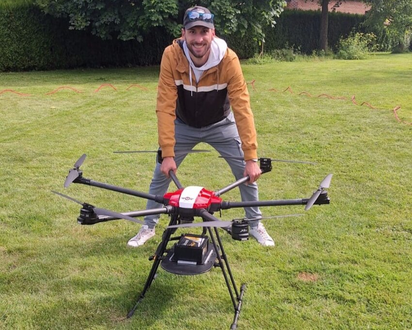 Jean-Baptiste Briatte se spécialise dans le nettoyage de bâtiments et maisons par drone. (c) Skycleaner