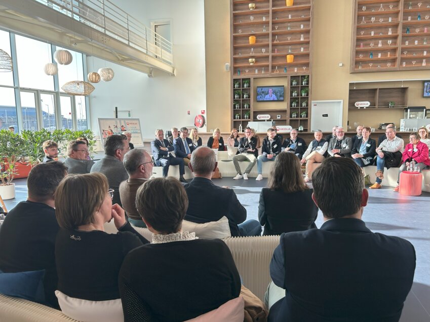 Le 27 mars dernier, élus, entreprises et experts se sont réunis à l'Embarcadère pour débattre des solutions innovantes face aux enjeux climatiques, avec la participation du groupe Veolia. © Aletheia Press / L.Péron