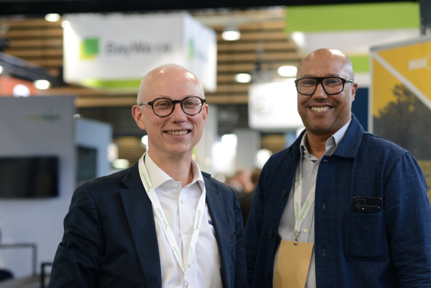 Pierre Escarbelt, directeur, et Hassan Mamoun, solar business developer, représentaient ManOrga Solar au salon BePositive à Lyon. © Aletheia Press / Emilie Wood