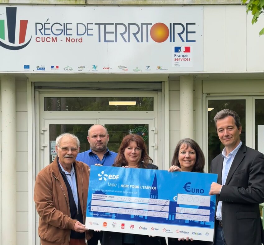 Ce 24 avril, la Régie de territoires de la communauté urbaine Creusot Montceau Nord a reçu un chèque de 5 000 euros de la part de du fonds Agir pour l’emploi d'EDF. (@EDF)