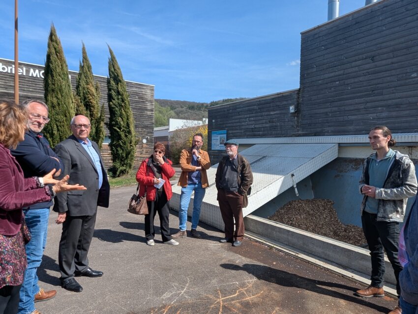 Plusieurs élus de Côte-d’Or et de Saône-et-Loire ont fait le déplacement à Bligny-sur-Ouche pour découvrir la chaufferie bois et son impact sur le territoire. © Aletheia Press / Nadège Hubert