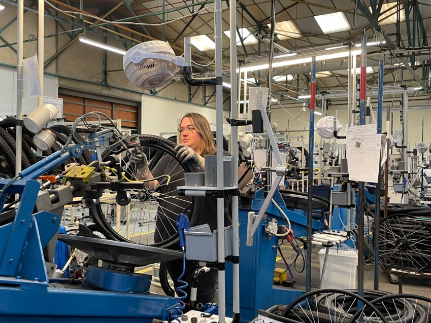 © O.RAZEMON  Assemblage, à la Manufacture française du cycle, à Machecoul (Loire-Atlantique), début avril.