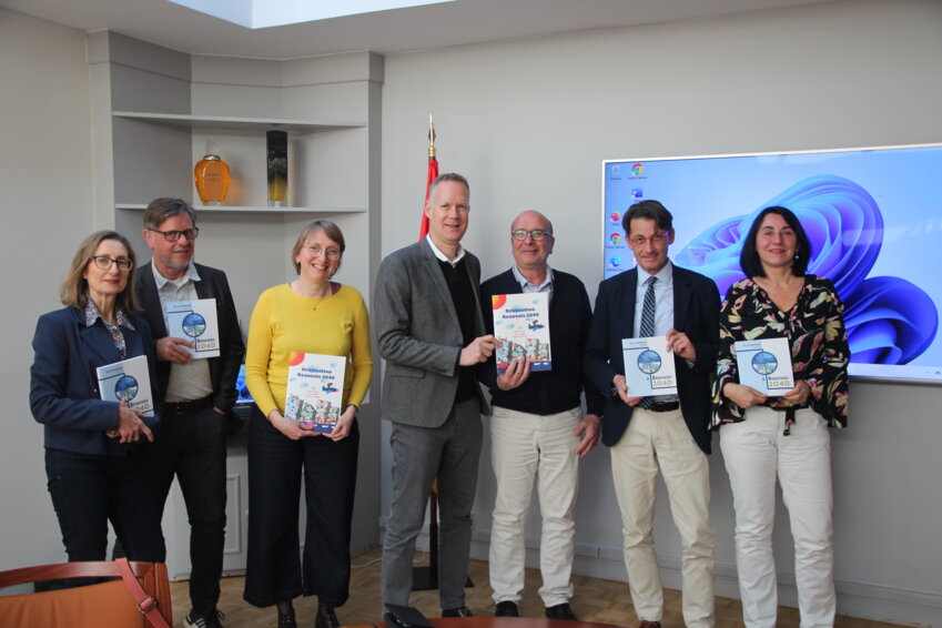 L'équipe In Siglo entoure le maire Franck Pia, Philippe Sebban (président du conseil du futur) et Philippe Trubert (aéroport de Beauvais Tillé). © Aletheia Press / B.Delabre