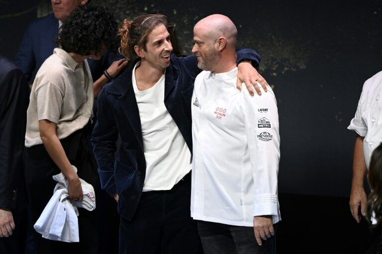 Les chefs Hugo Roellinger, à gauche, et Christopher Coutanceau, à droite, après l'annonce de leur 3e étoile au guide Michelin, le 31 mars 2025, à Metz © Jean-Christophe VERHAEGEN