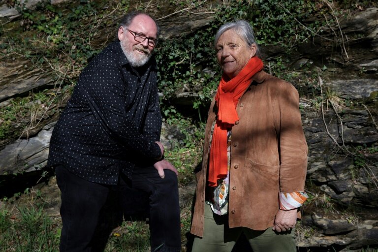 Gilles Peuzé et Michèle Le Reun-Gaigné de l'"Association pour la mémoire et la prévention des abus sexuels dans l'Eglise catholique de l'Ouest" posent le 31 mars 2025 à Lourdes, dans les Hautes-Pyrénées © Valentine CHAPUIS