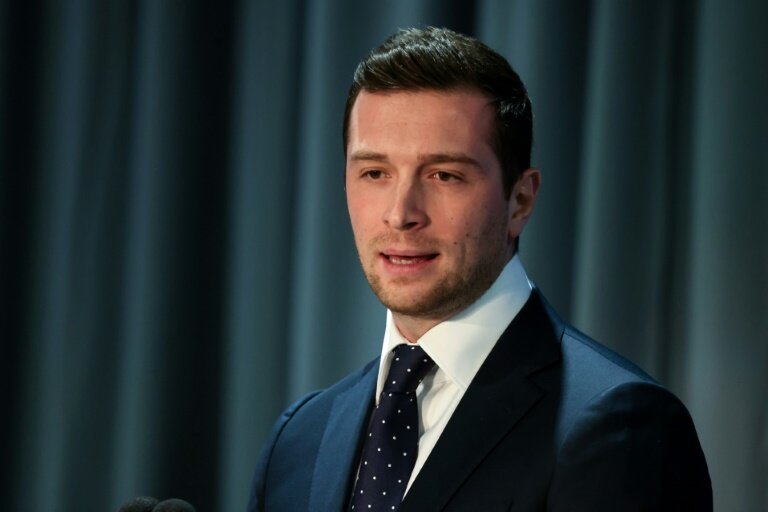 Le leader du Rassemblement National (RN) de la France, Jordan Bardella, s'exprime lors d'une conférence sur l'antisémitisme à Jérusalem le 27 mars 2025 © Menahem KAHANA