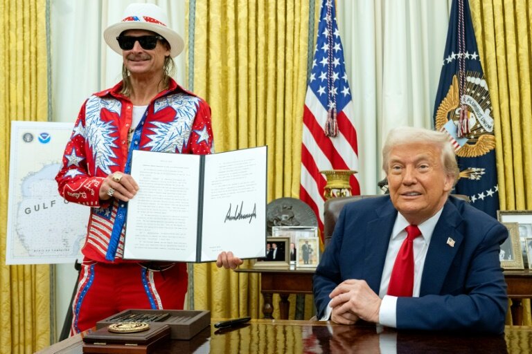 Le chanteur Kid Rock tient le décret pour limiter le prix des billets des concerts et spectacles en ciblant les organismes de revente, signé par le président américain Donald Trump, dans le bureau ovale de la Maison Blanche le 31 mars 2025 © SAUL LOEB