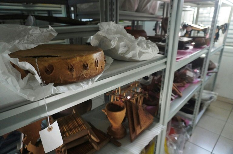 Des instruments de musique stockés dans un bureau du Musée de Mayotte transformé en entrepôt après le passage du cyclone Chido sur l'île en décembre, le 1er avril 2025 à Dzaoudzi © Marine GACHET