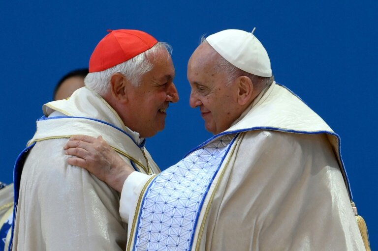L'archevêque de Marseille, Mgr Jean-Marc Aveline (G), salue le pape François lors d'une messe au stade Vélodrome à Marseille, le 23 septembre 2023 © NICOLAS TUCAT