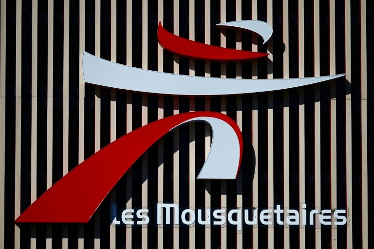 Le logo Intermarché du groupe "Les Mousquetaires" sur la façade d'un magasin à Béziers, le 30 mars 2025 dans l'Hérault © GABRIEL BOUYS