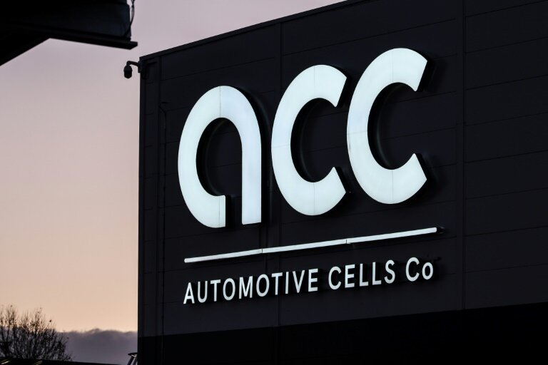 Le logo de la société Automotive Cells Company (ACC), qui produit des batteries lithium-ion pour les véhicules électriques, le 2 décembre 2024 à Douvrin, dans le Pas-de-Calais © DENIS CHARLET