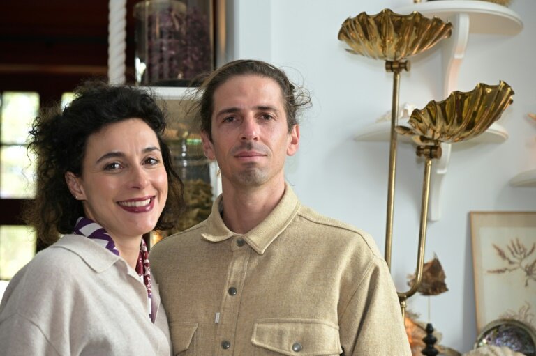 Le chef Hugo Roellinger et son épouse Marine dans son restaurant "Château Richeux" à Saint-Meloir-des-Ondes, le 3 avril 2025 en Ille-et-Vilaine © Damien MEYER