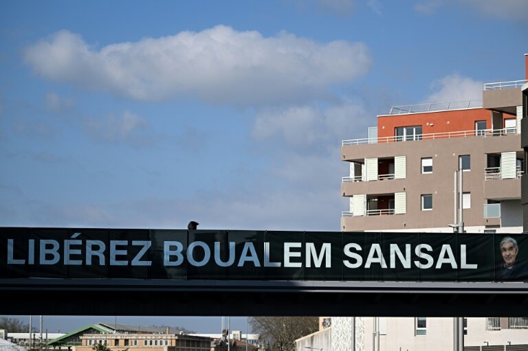 Une banderole appelant à la libération de l'écrivain franco-algérien Boualem Sansal à Béziers, dans le sud de la France, le 26 mars 2025 © GABRIEL BOUYS