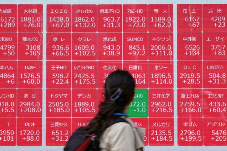 Un panneau affichant les cotations de la Bourse de Tokyo le 8 avril 2025 © Kazuhiro NOGI