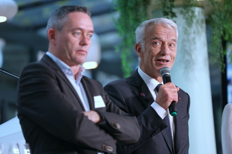 Le dirigeant du Medef, Patrick Martin (d), au côté d'un responsable de la CFDT, Yvan Ricordeau, à Paris, le 22 novembre 2024 © Thomas SAMSON