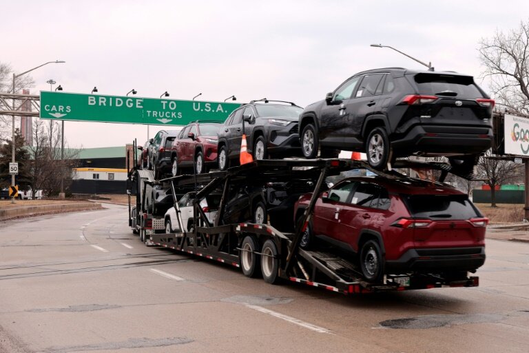 Un transporteur de voitures transporte des véhicules Toyota RAV4 sur le point de passer de Windsor (Ontario), au Canada, à Detroit (Michigan), aux Etats-Unis, le 3 février 2025 © JEFF KOWALSKY