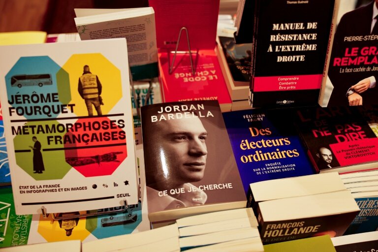 Au centre, le premier livre du président du parti d'extrême droite français Rassemblement National (RN) Jordan Bardella "Ce que je cherche" à Paris, le 9 novembre 2024 © Gregoire CAMPIONE