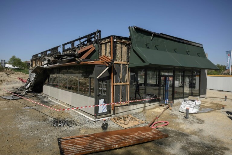 Un restaurant McDonald's en construction endommagé par un incendie à Montrabé, près de Toulouse, le 8 avril 2025 en Haute-Garonne © Ed JONES