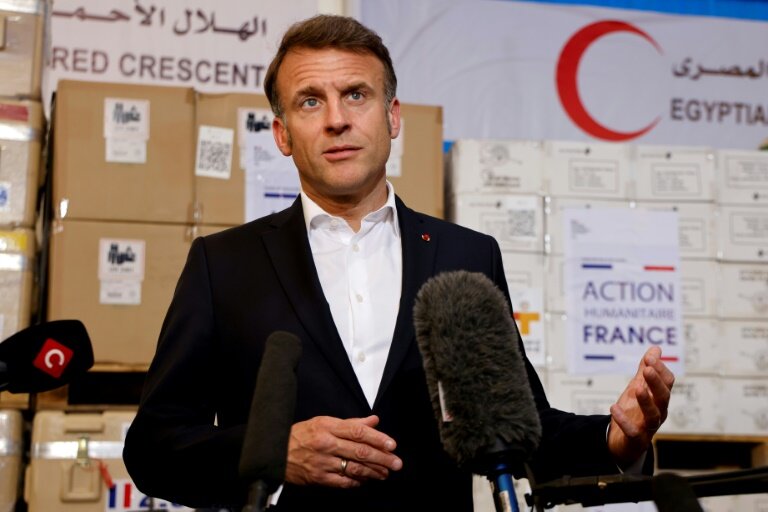 Le président français Emmanuel Macron prononce un discours devant l'aide humanitaire destinée à Gaza, à l'entrepôt du Croissant-Rouge égyptien à Arish, ville du nord-est de l'Égypte, à environ 55 kilomètres à l'ouest de la frontière avec la bande de Gaza, le 8 avril 2025 © Ludovic MARIN