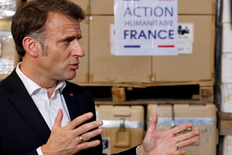 Le président français Emmanuel Macron prononce un discours devant l'aide humanitaire destinée à Gaza, à l'entrepôt du 
Croissant-Rouge égyptien à Arish, ville du nord-est de l'Égypte, à environ 55 kilomètres à l'ouest de la frontière avec la bande de Gaza, le 8 avril 2025 © Ludovic MARIN