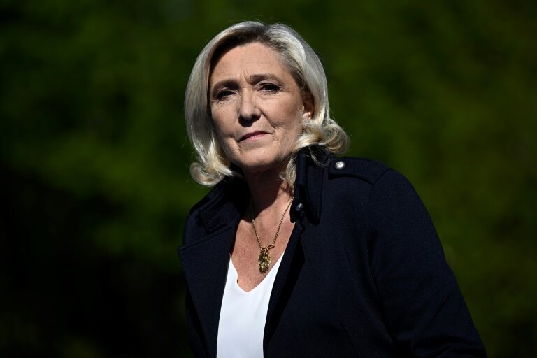 Marine Le Pen, ici le 6 avril 2025 à Paris, conserve son madat national de députée mais doit perdre son mandat local de conseillère départementale, après sa condamnation qui inclut une inéligibilité immédiate © JULIEN DE ROSA