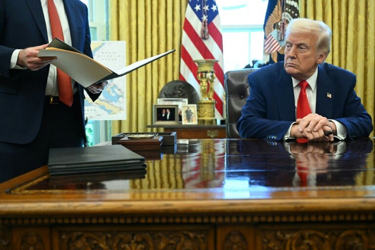 Donald Trump, dans le bureau ovale de la Maison Blanche, le 9 avril 2025 à Washington, capitale des Etats-Unis. © SAUL LOEB