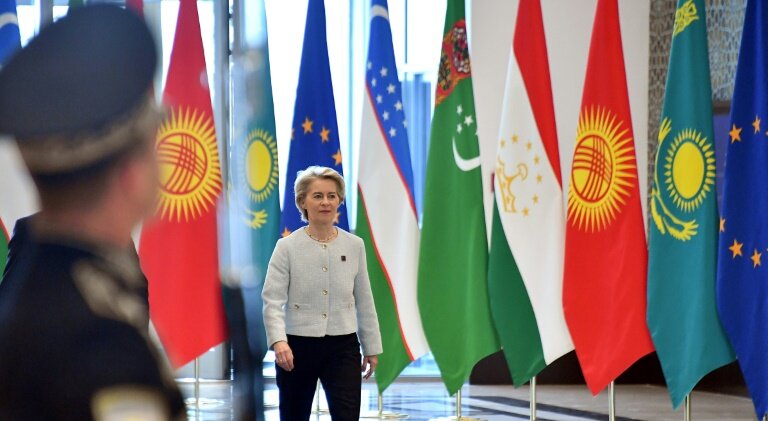 La présidente de la Commission européenne Ursula von der Leyen à Samarcande en Ouzbékistan le 4 avril 2025 lors du sommet "Asie centrale - Union européenne" © Vyacheslav OSELEDKO