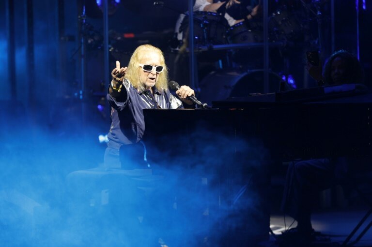 Le chanteur français Michel Polnareff se produit lors d'un concert au festival Aio à Ajaccio, le 2 août 2023, sur l'île méditerranéenne française de Corse © Pascal POCHARD-CASABIANCA