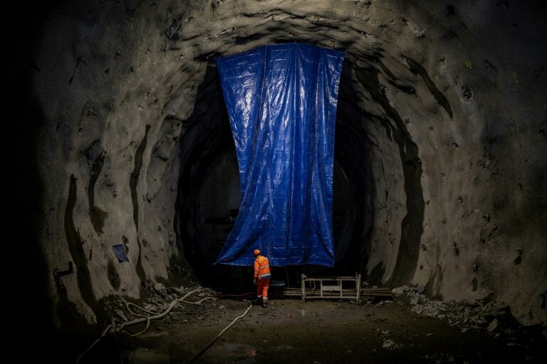 Un ouvrier sur le chantier du tunnel de la ligne ferroviaire à grande vitesse Lyon-Turin, le 6 février 2025 à Saint-Julien Mont Denis en Savoie © JEFF PACHOUD