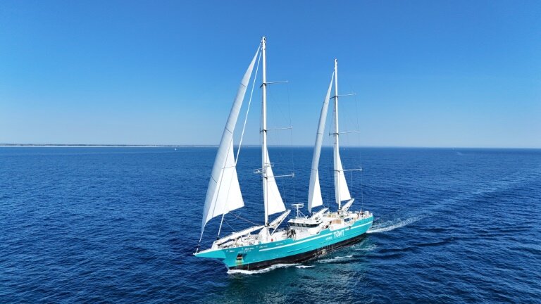 Le cargo à voile Artemis de la TOWT, TransOceanic Wind Transport au large de Concarneau dans le Finistère le 7 avril 2025 © Damien MEYER