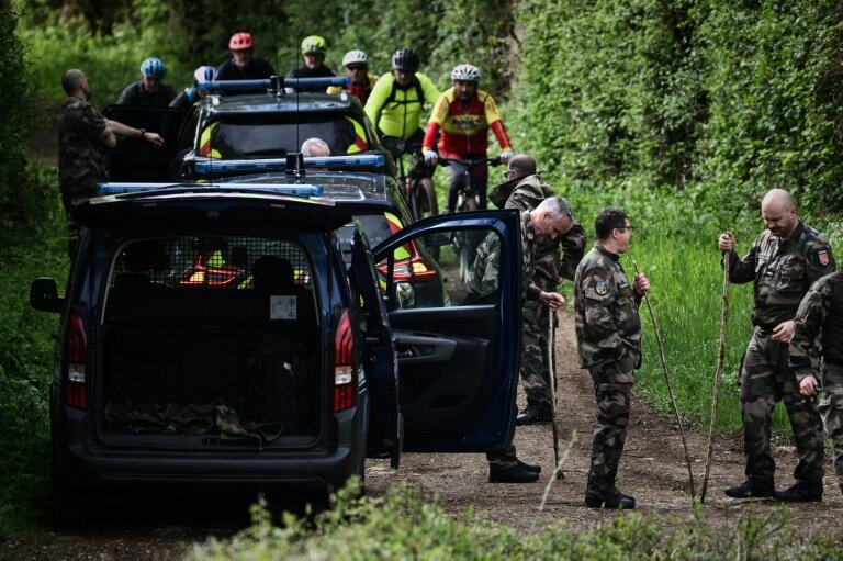 Des gendarmes à la recherche de Agathe Hilairet, joggeuse de 28 ans disparue jeudi dans la Vienne, à Vivonne, le 13 avril 2025. © Philippe LOPEZ