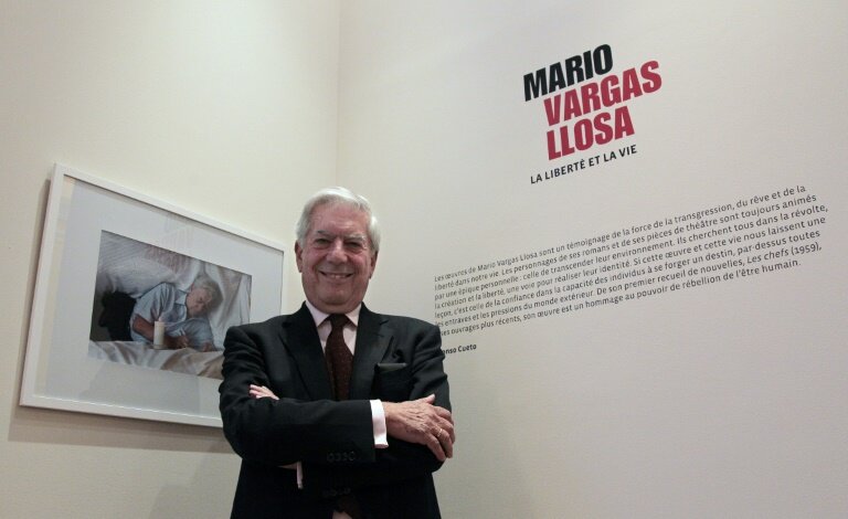 L'écrivain hispano-péruvien Mario Vargas Llosa lors de la visite d'une exposition consacrée à son oeuvre "Mario Vargas Llosa. La liberté et la vie" à la Maison de l'Amérique latine, le 13 septembre 2010 à Paris © JACQUES DEMARTHON