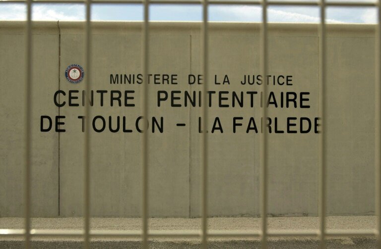 Le centre pénitentiaire de Toulon-La Farlède (Var), ici son mur d'enceinte en avril 2004, a été la cible de tirs à l'arme lourde © ERIC ESTRADE