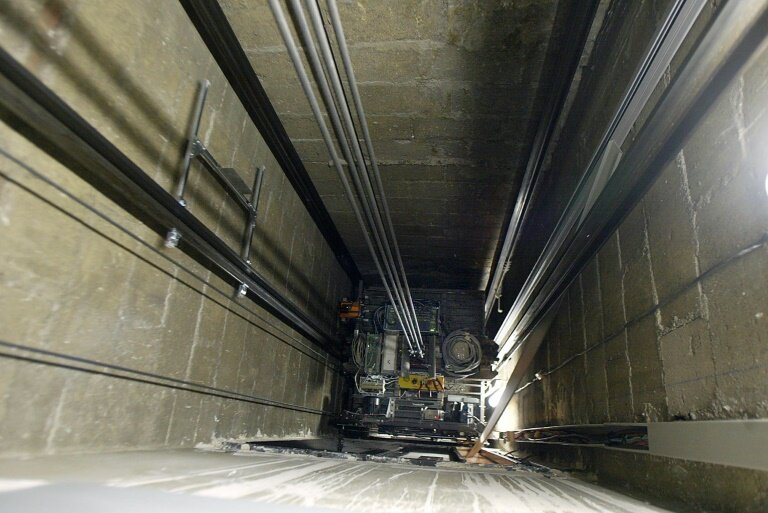 Dans les quartiers populaires, le "calvaire" quotidien des pannes d'ascenseurs © FRANCOIS GUILLOT