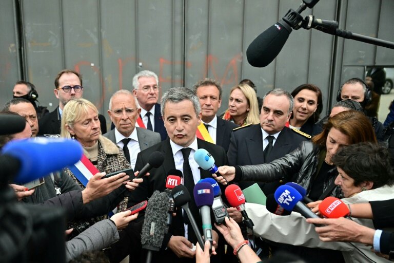 Le ministre de la Justice Gerald Darmanin s'exprime après sa visite au centre  penitentiaire de Toulon La Farlède, le 15 avril 2025 © Miguel MEDINA