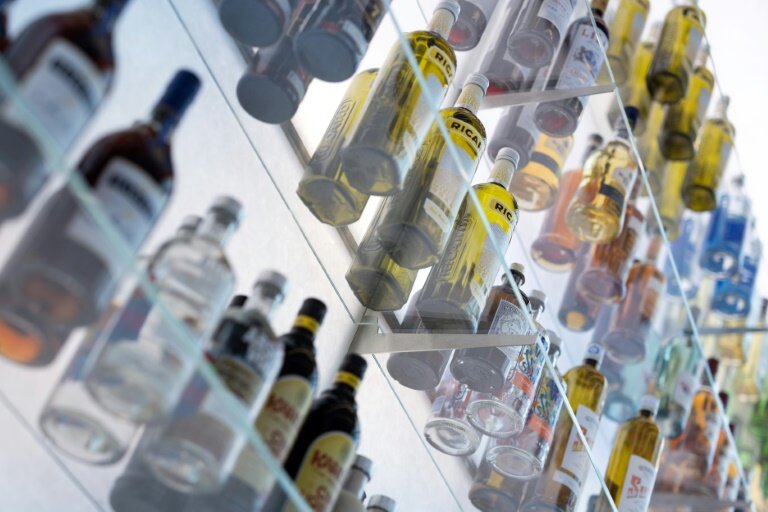 Pernod Ricard souligne sa "performance résiliente sur neuf mois, dans un environnement macroéconomique et géopolitique mondial difficile, et très mouvant notamment en matière de droits de douane" © JOEL SAGET