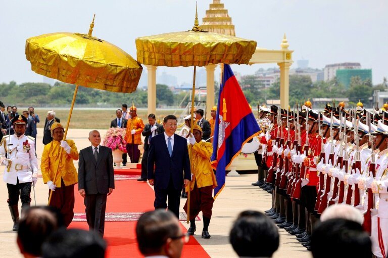 Le président chinois Xi Jinping (à droite) est accueilli jeudi à son arrivée à Phnom Penh par le roi du Cambodge Norodom Sihamoni (à gauche), le 17 avril 2025 © STR