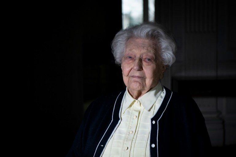 La résistante française de la Seconde Guerre mondiale Odile Vasselot pose à Paris le 25 janvier 2023. © ALAIN JOCARD