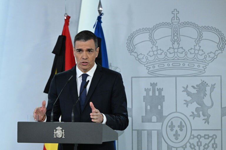 Le Premier ministre espagnol, Pedro Sánchez, lors d'une conférence de presse à Madrid, le 2 2avril 2025 © Javier Soriano