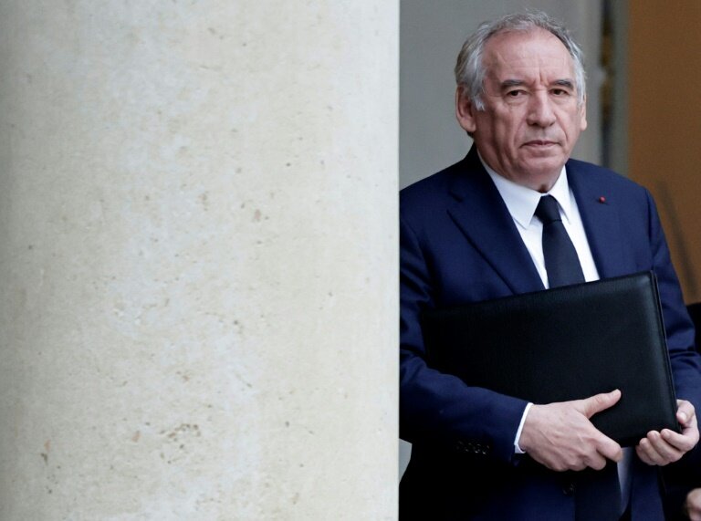 Le Premier ministre François Bayrou quitte le palais de l'Elysée après le Conseil des ministres le 21 avril 2025 à Paris © STEPHANE DE SAKUTIN