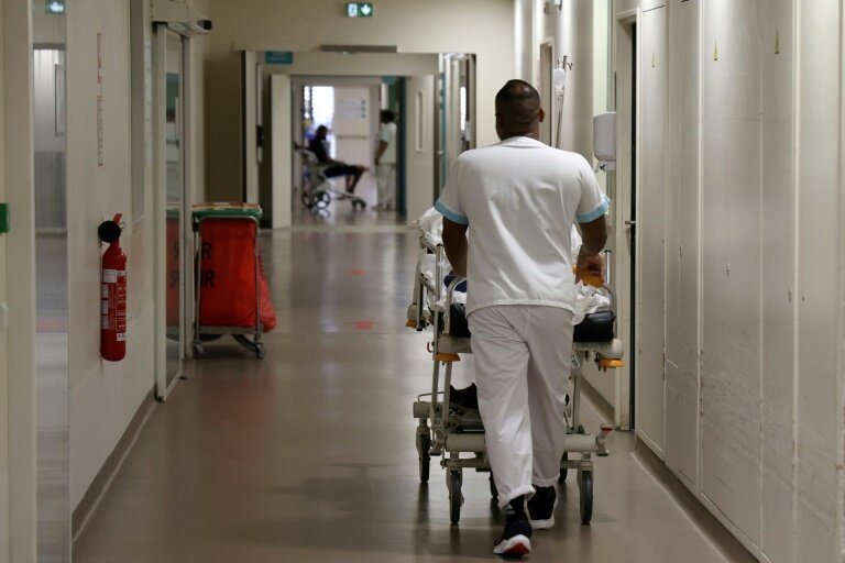Un soignant transporte un patient atteint du chikungunya dans les couloirs du Centre Hospitalier Ouest Réunion (CHOR) à Saint Paul, sur l'île de La Réunion, le 10 avril 2025 © Richard BOUHET