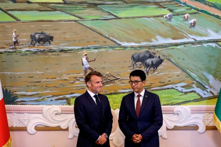 Le président magache Andry Rajoelina (D) et son homologue français Emmanuel Macron au palais présidentiel d'Antananarivo, le 23 avril 2025. © Ludovic MARIN
