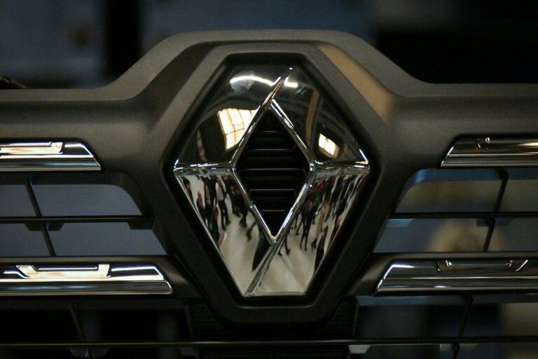 Le constructeur Renault, dont les ventes de voitures électriques et hybrides ont progressé au premier trimestre, veut se montrer "prudent" face au contexte douanier et envisage une "réduction de coûts supplémentaire" © LOU BENOIST