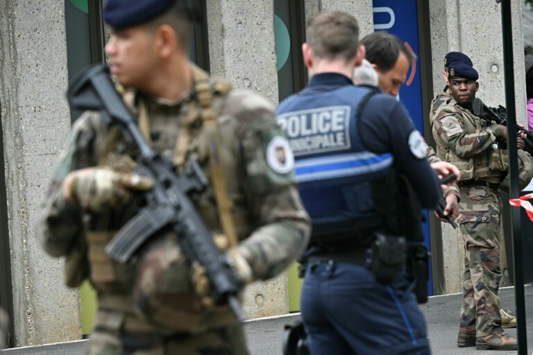 Des militaires de l'opération "Sentinelle" et des policiers municipaux devant le lycée de Nantes où une lycéenne a été tuée et trois autres blessés à coups de couteau par un élève, le 24 avril 2025 © Loic VENANCE