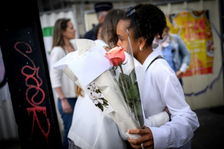 Des élèves arrivent pour participer à un rassemblement au lycée Notre-Dame de Toutes-Aides pour rendre hommage aux victimes à la suite d'une attaque au couteau, le 25 avril 2025 à Nantes © Loic VENANCE