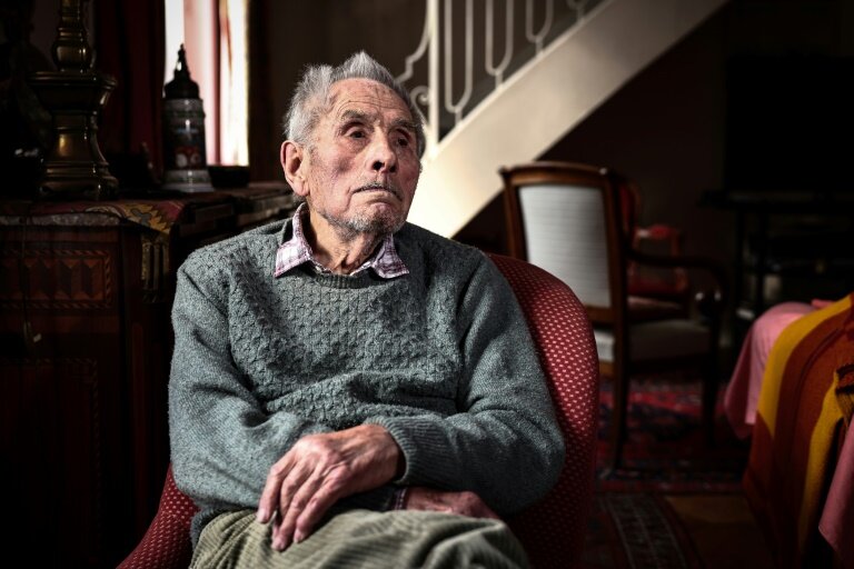 L'ancien journaliste Jacques Moalic, 102 ans, chez lui à Paris, le 13 mars 2025 © Thibaud MORITZ